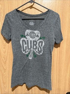 5th & Ocean Gray Chicago Cubs Shamrock Graphic Tee